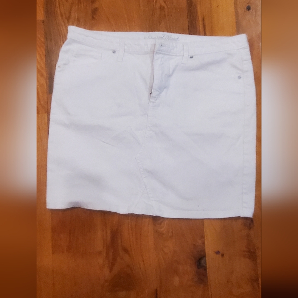 White universal thread knee length skirt size 16